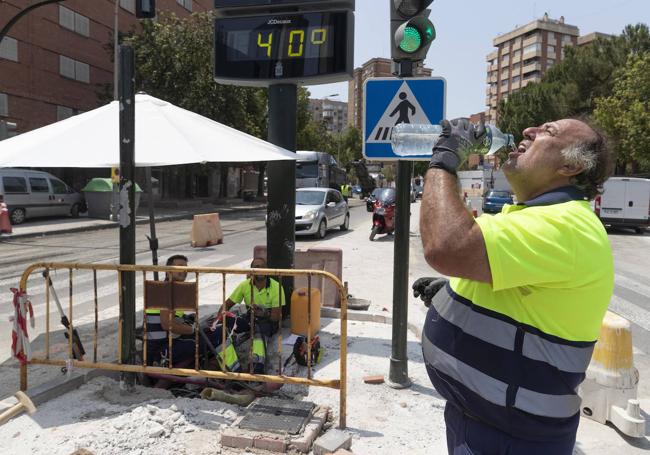 A partir de 40 grados, muchos países prohíben trabajar al aire libre.