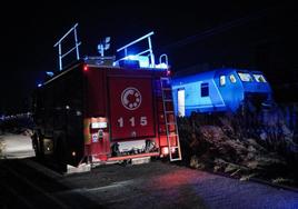 Bomberos y carabinieri llegan al lugar donde un tren regional arrolló a siete trabajadores que trabajaban en las vías cerca de la estación de Brandizzo.