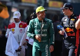 Fernando Alonso dialoga con Max Verstappen
