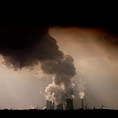 Columnas de vapor de agua se alzan hacia el cielo desde la central eléctrica de RWE de Niederaussem, cerca de Bergheim, Alemania.