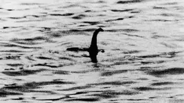 Fue la mejor foto de Nessie hasta que uno de los autores confesó en 1993 que se trata de una figura modelada puesta sobre un submarino de juguete.