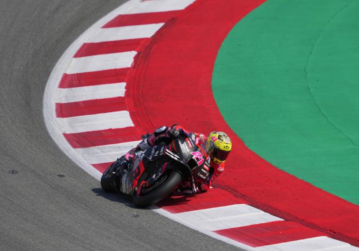 Aleix Espargaró, durante la segunda sesión de entrenamientos libres del GP de Cataluña de MotoGP.