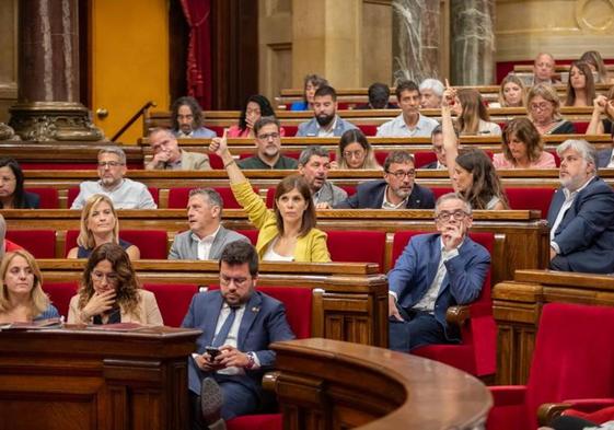 La portavoz de Esquerra Republicana en el Parlamento de Cataluña, Marta Vilalta, vota durante una sesión plenaria en el Parlament.