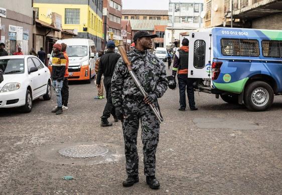 Un agente de la Policía sudafricana