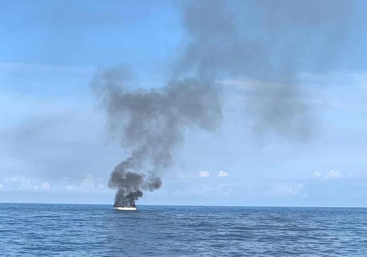 Rescatan a dos pescadores tras incendiarse su barco en alta mar en Cantabria