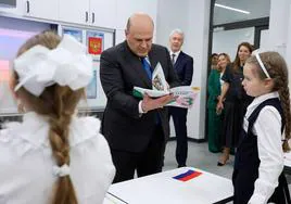 El primer ministro ruso, Mikhail Mishustin, visita una escuela de Moscú