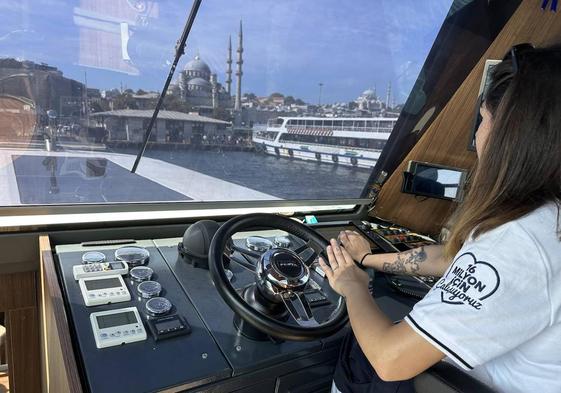 Buse Özge conduce un barco taxi