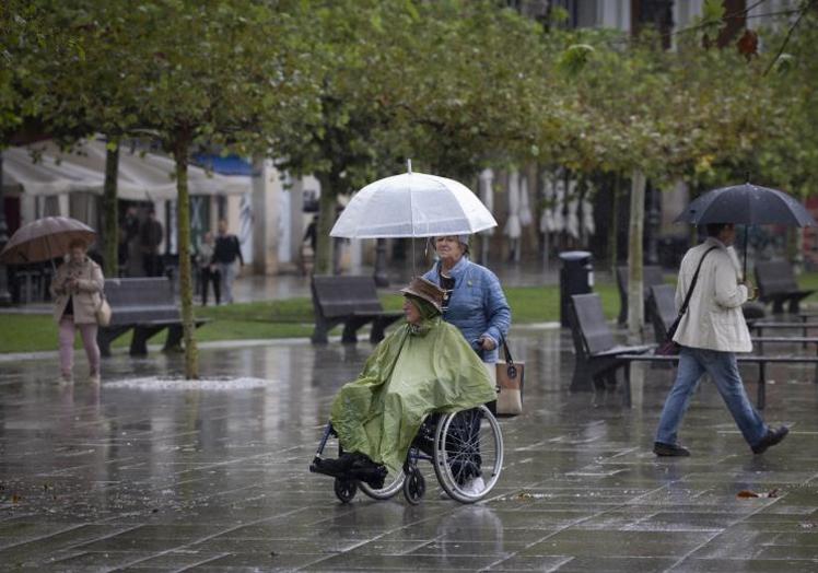 Imagen principal - La Dana cancela trenes, corta carreteras e inunda medio país y Madrid se libra de su Filomena de lluvia