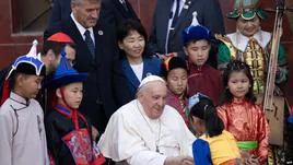 Francisco estrecha las manos del obispo emérito y del actual obispo de Hong Kong.