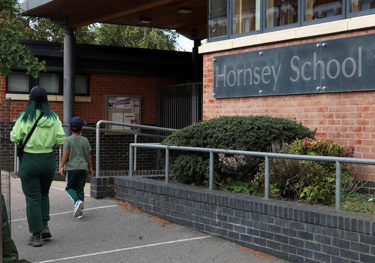 El riesgo de colapso obliga a cerrar 156 colegios en el Reino Unido
