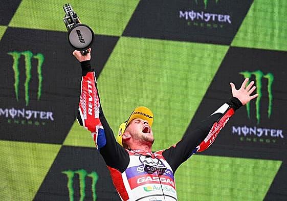 Jake Dixon celebra su triunfo