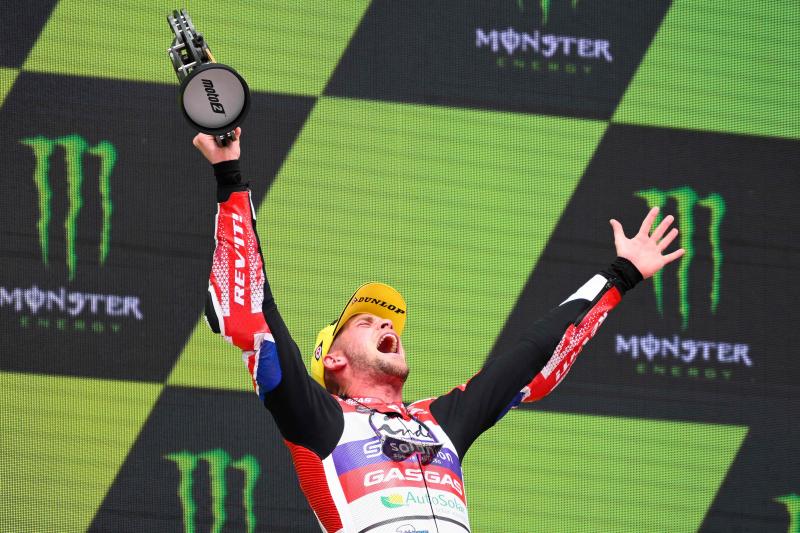 Jake Dixon se interpone en el día de gloria a Arón Canet