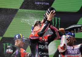 Aleix Espargaró celebra el triunfo en Barcelona