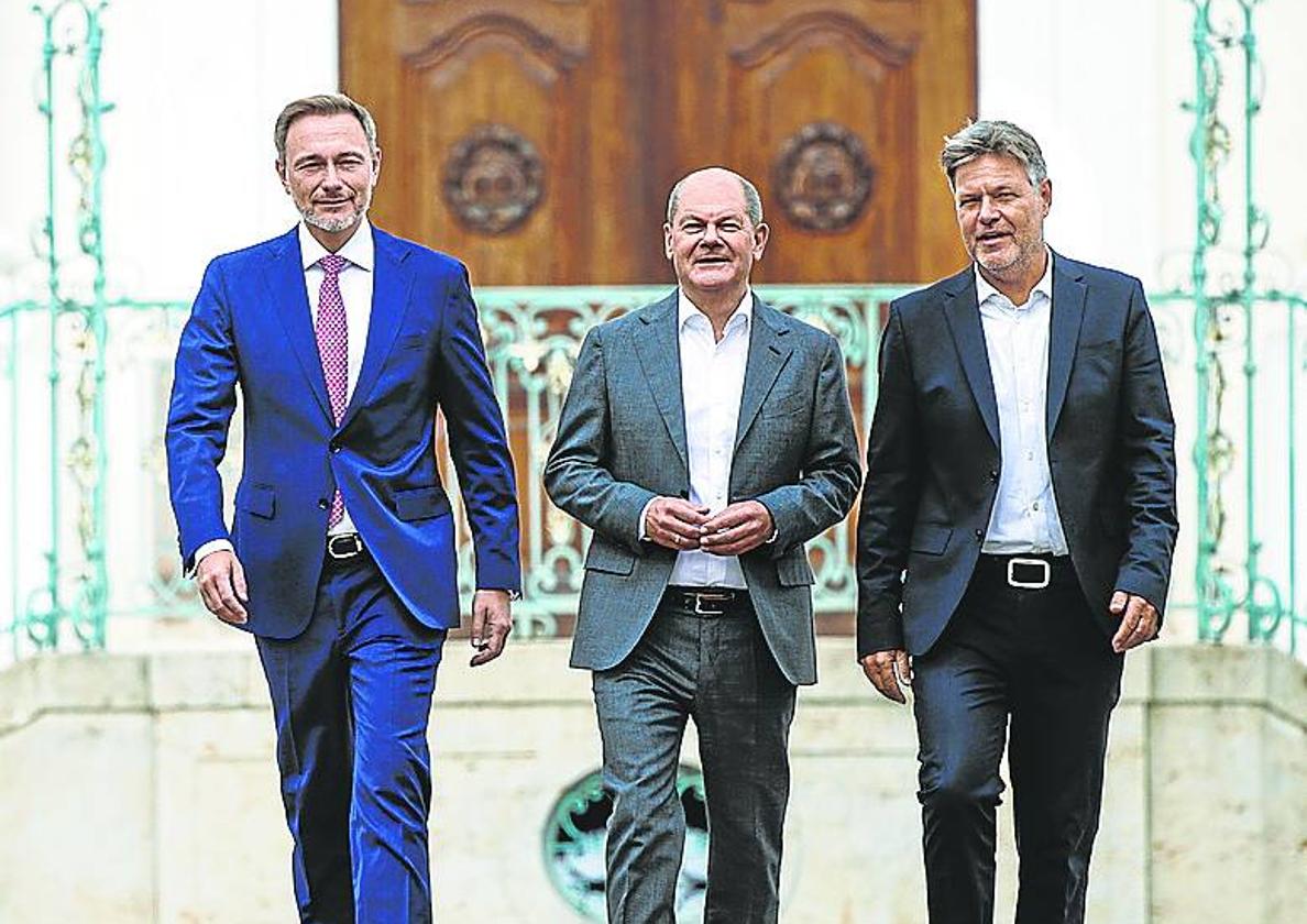 El canciller alemán, Olaf Scholz (c.), junto a sus socios de Gobierno.