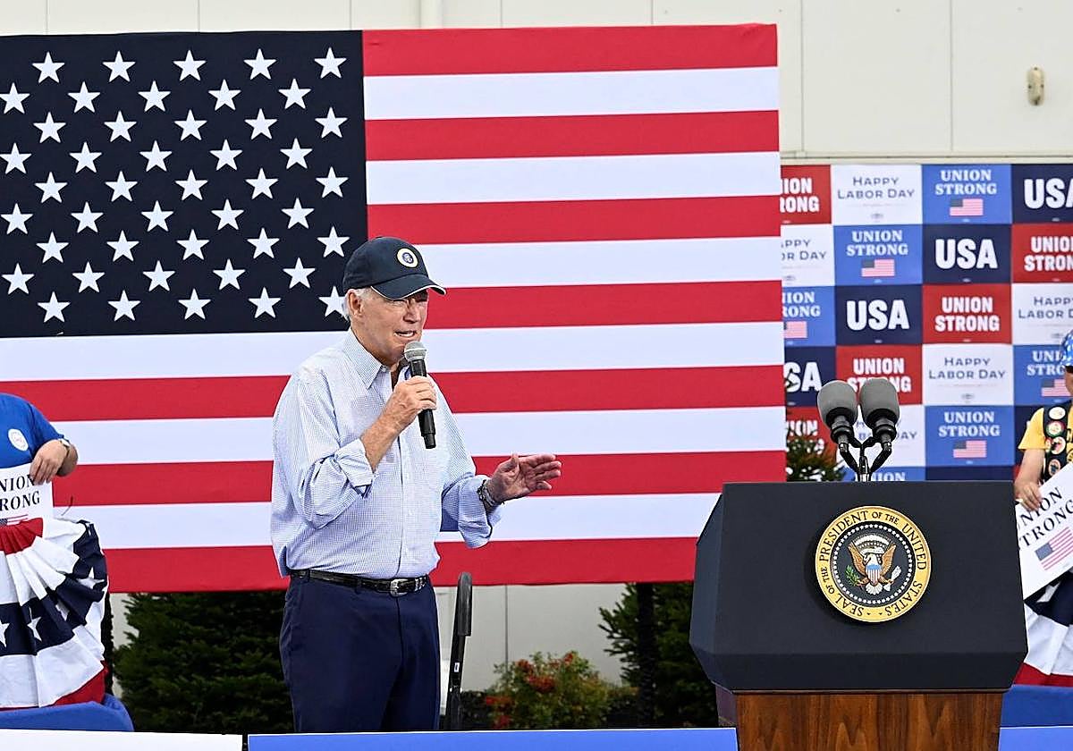Joe Biden se dirige a un grupo de trabajadores en Filadelfia durante la festividad del Labor Day.
