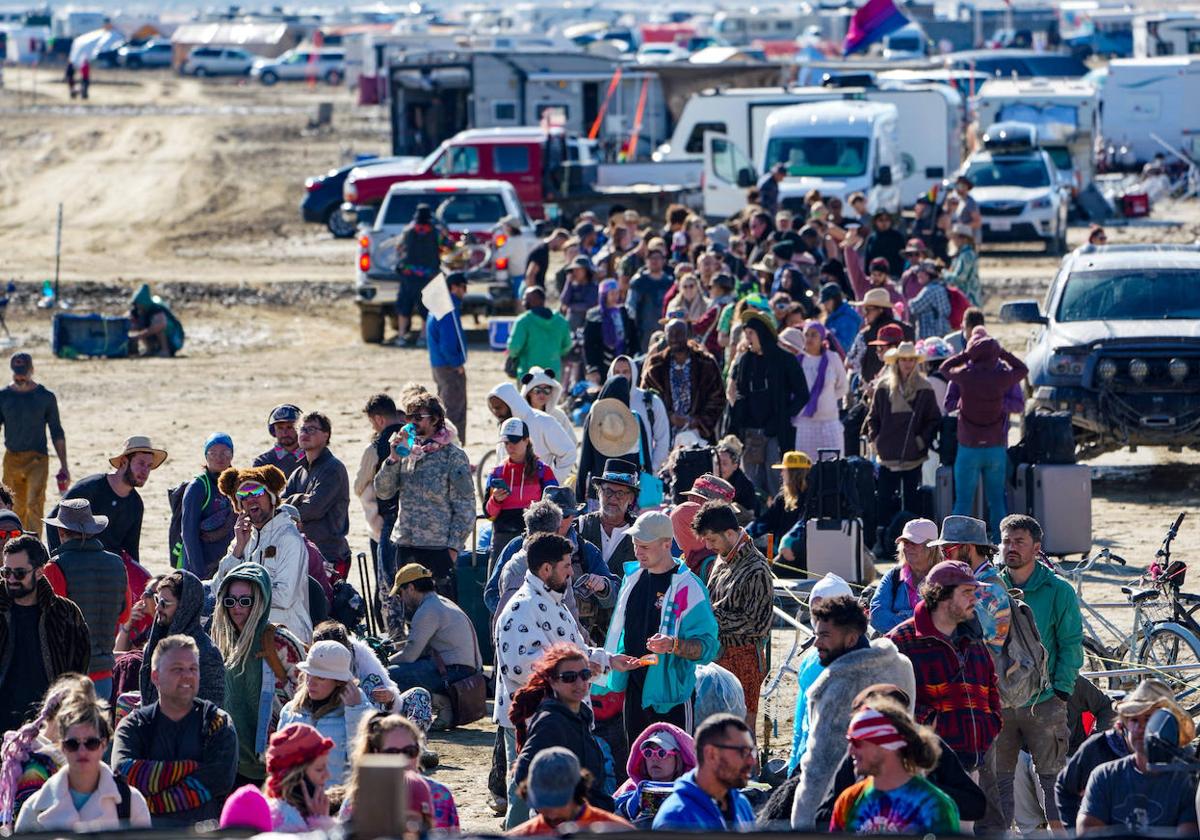 Los asistentes salen del recinto del Burning Man tras las lluvias torrenciales que golpearon el desierto de Nevada