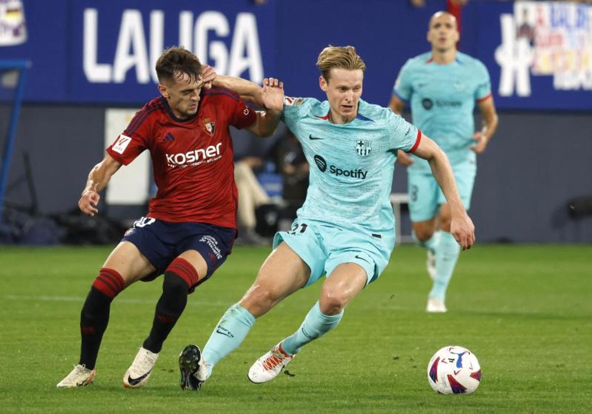 Frenkie de Jong disputa un balón con Aimar Oroz.