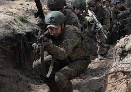 Miembros de la Guardia Nacional de Ucrania participan en ejercicios militares en las afueras de Kiev.