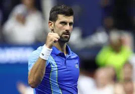 Novak Djokovic celebra su victoria ante Borna Gojo.