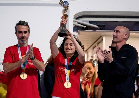 El exseleccionador nacional Jorge Vilda, Ivana Andrés a su llegada a Madrid tras ganar el Mundial junto al exseleccionador Jorge Vilda y Luis Rubiales