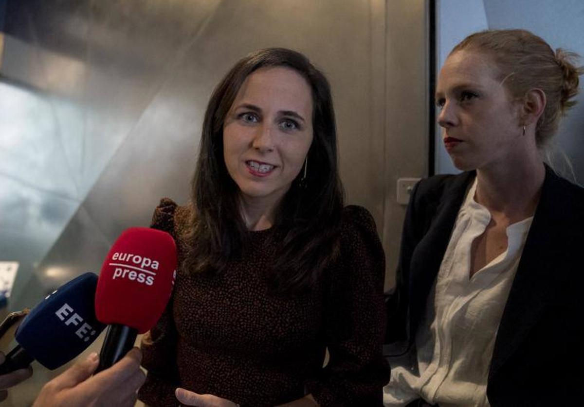 Ione Belarra y Lilith Verstrynge en el acto de aniversario del Consejo de la Juventud de España.