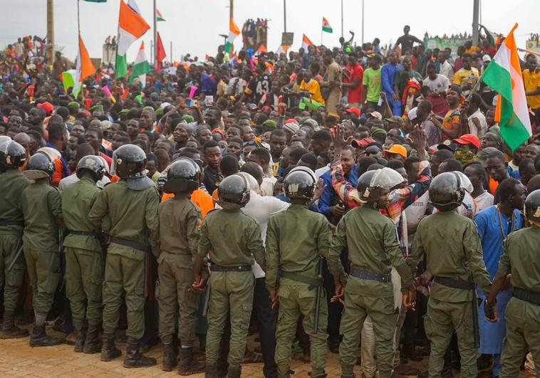 Francia prepara la repatriación de sus 1.500 militares desplegados en Níger