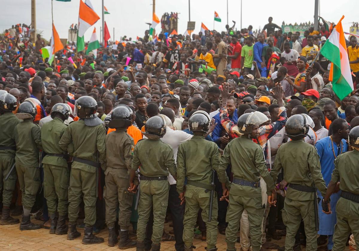 Partidarios de la junta militar de Níger protestan contra la presencia de soldados franceses en Niamey.