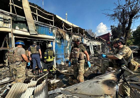 Policías y rescatistas intervienen en el mercado bombardeado en Kostantinovka.