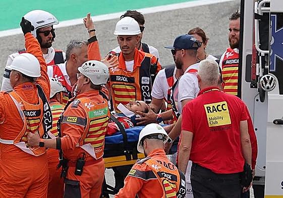 Pecco Bagnaia es retirado en camilla del circuito de Montmeló el pasado domingo.