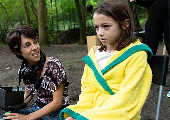 La directora Estibaliz Urresola y la niña Sofía Otero en el rodaje de '20.000 especies de abejas'.