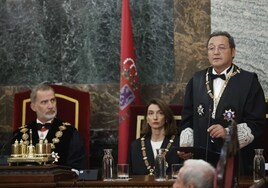 El rey Felipe VI y la ministra Pilar Llop escuchan al fiscal general del Estado, Álvaro García Ortiz