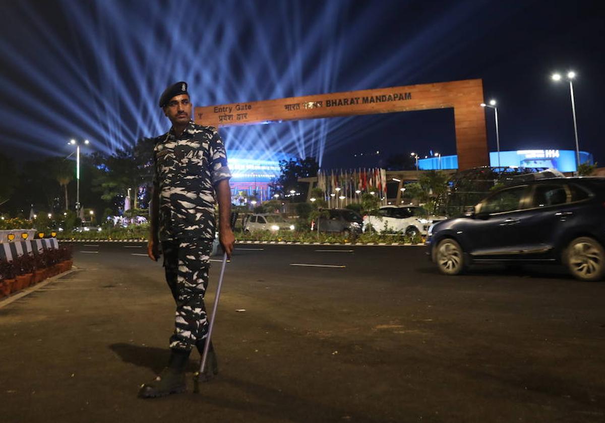 Un guarda de seguridad, frente a la sede de la próxima cumbre de Nueva Delhi