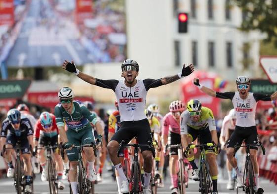 El colombiano Juan Sebastián Molano, al cruzar la línea de meta en Zaragoza.