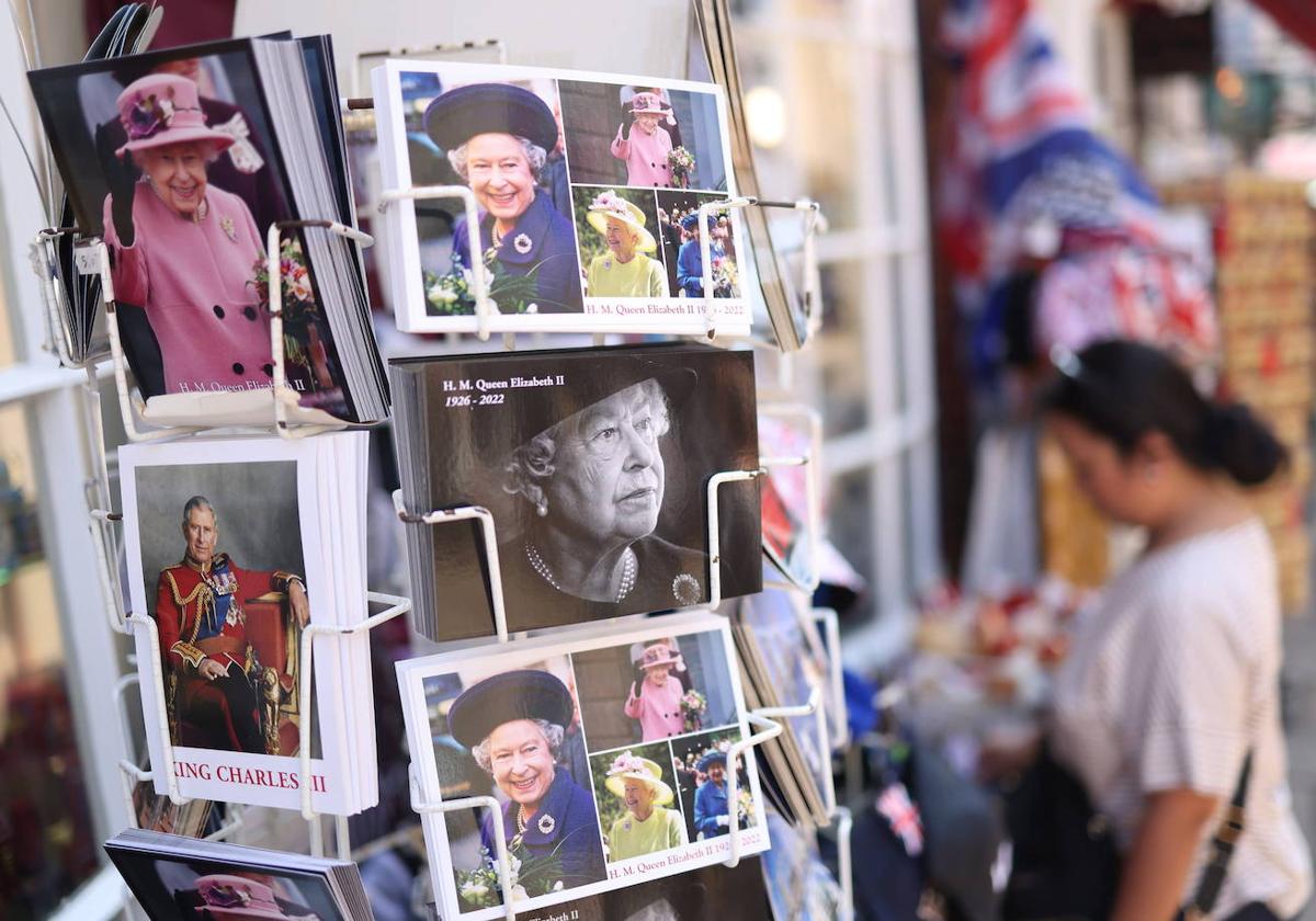 Las postales utilizan imágenes de la reina Isabel II en Windsor