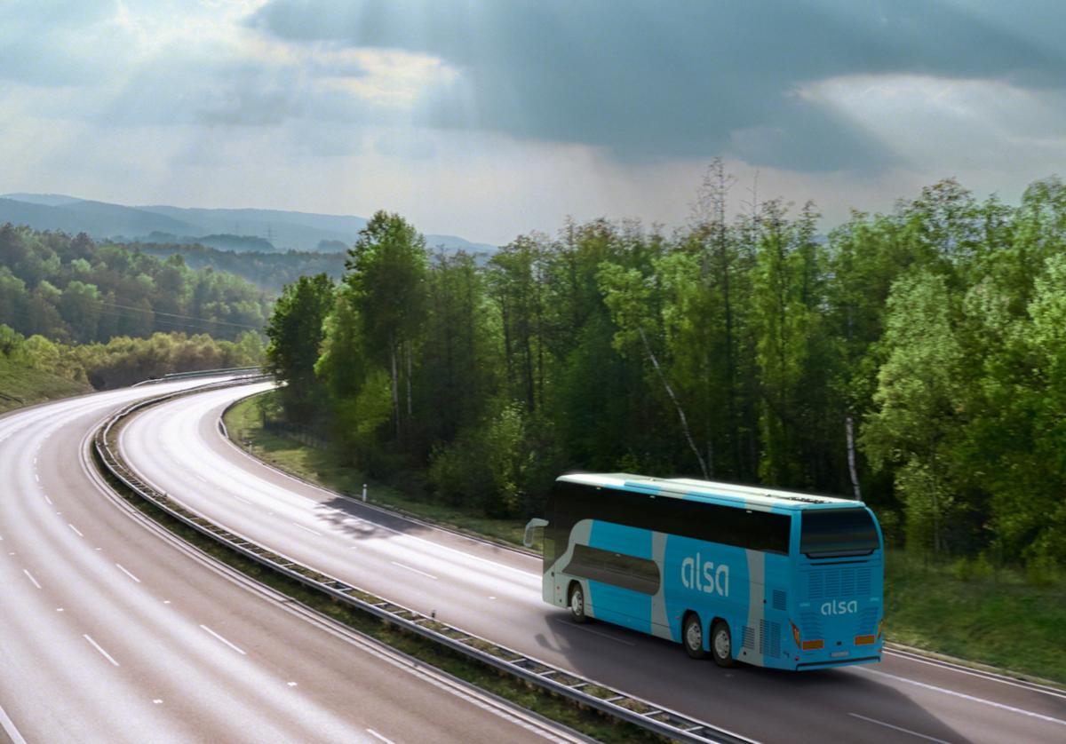 Autobús en la carretera.