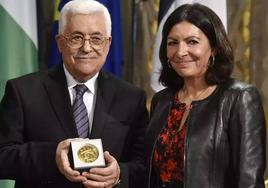 El presidente palestino, Mahmoud Abbas, recibió la medalla de la ciudad en 2015