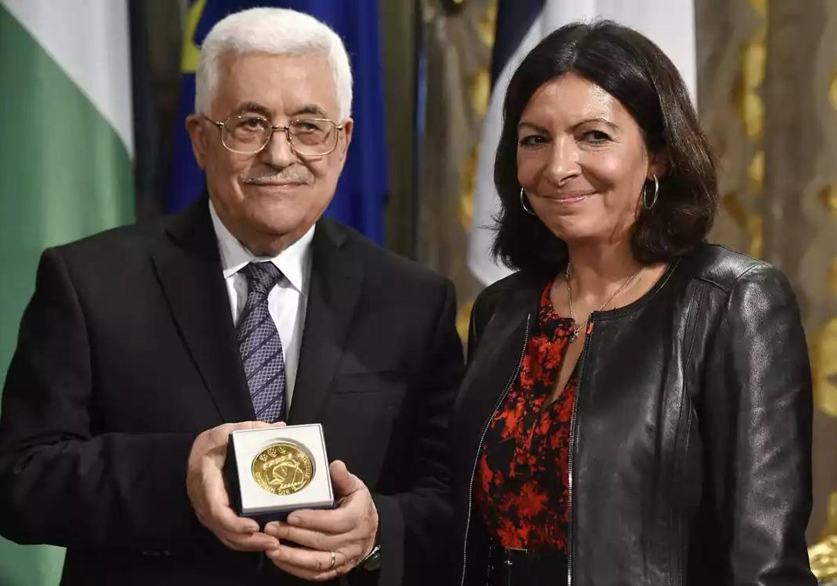 El presidente palestino, Mahmoud Abbas, recibió la medalla de la ciudad en 2015