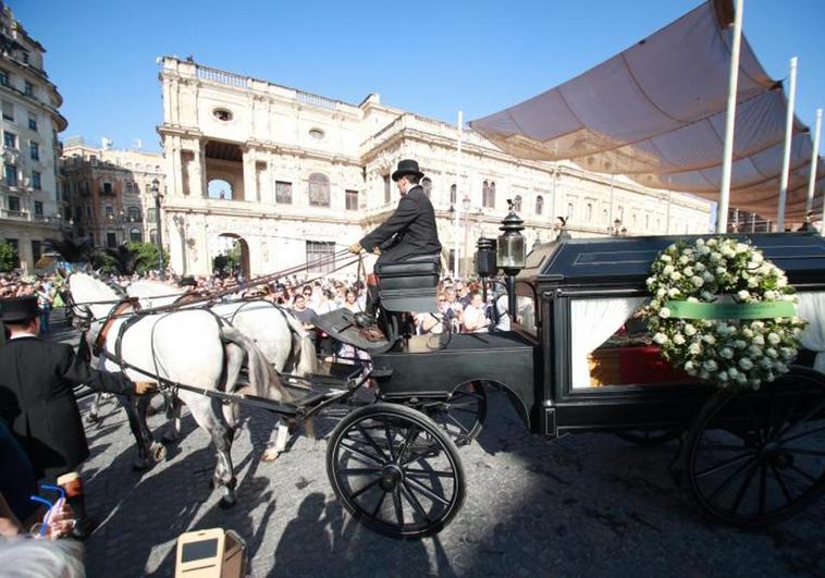 Un coche de caballos y aplausos por bulerías para despedir a María Jiménez