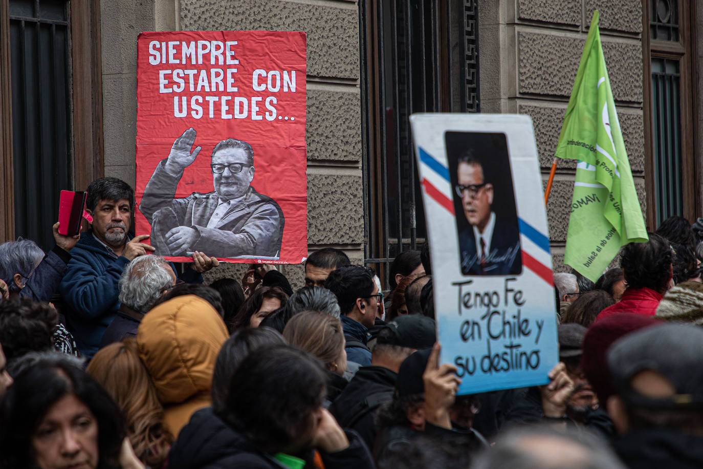 Chilenos con carteles con la imagen y palabras dichas por Salvador Allende