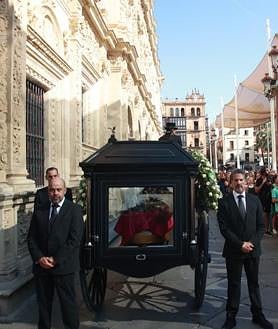 Imagen secundaria 2 - Imágenes del entierro de María Jiménez.