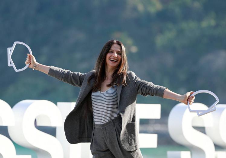 Imagen principal - Juliette Binoche en la edición del Zinemaldia del año pasado, en la que recogió el Premio Donostia, y los actores Gabriel Byrne y Mads Mikkelsen.