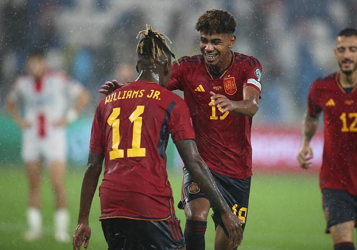 Lamine Yamal celebra su histórico gol con Nico Williams.