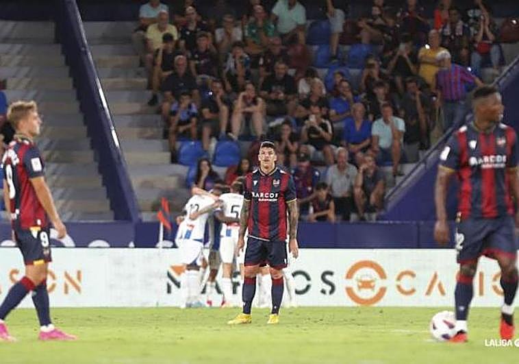 Goleada del Espanyol en Levante para ser líder