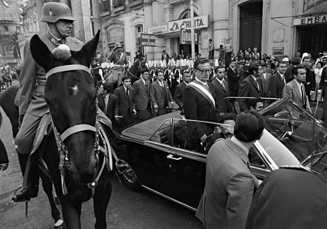 Augusto Pinochet escolta al presidente Salvador Allende en su camino a la catedral en Santiago