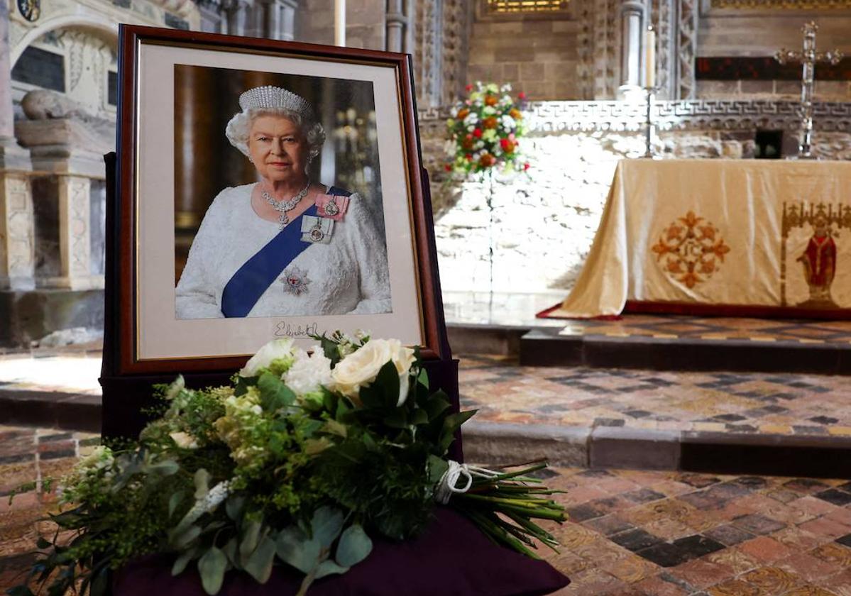 Un retrato de la difunta Reina Isabel en la Catedral St David's