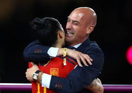 Luis Rubiales abraza a Jenni Hermoso tras la final del Mundial femenino.