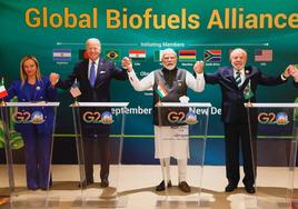 Meloni, Biden y Lula posan enlazando sus manos junto al anfitrión Modi.