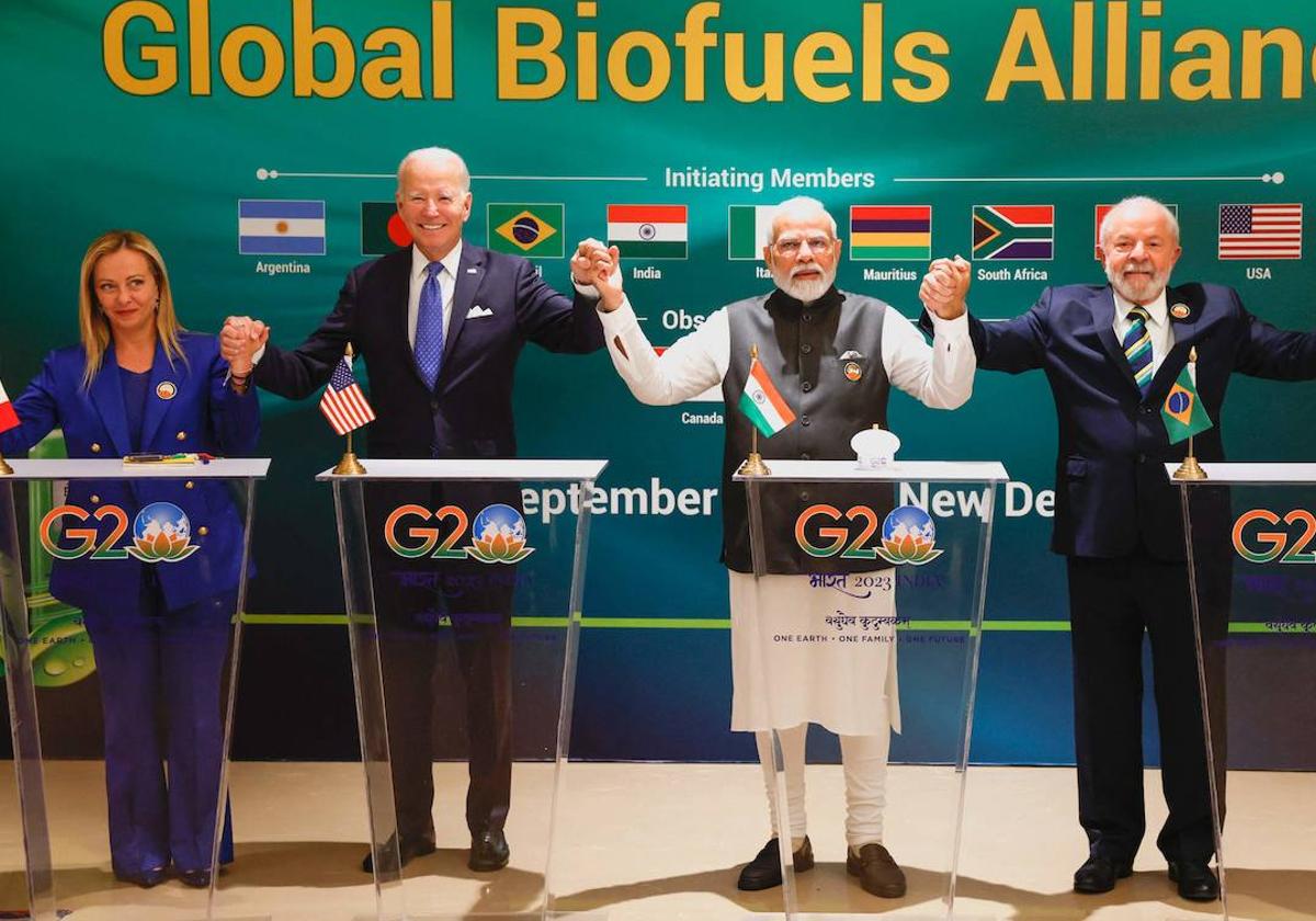 Meloni, Biden y Lula posan enlazando sus manos junto al anfitrión Modi.