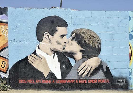 El artista Tvboy pinta el beso entre Sánchez y Puigdemont en el parque de Glòries de Barcelona