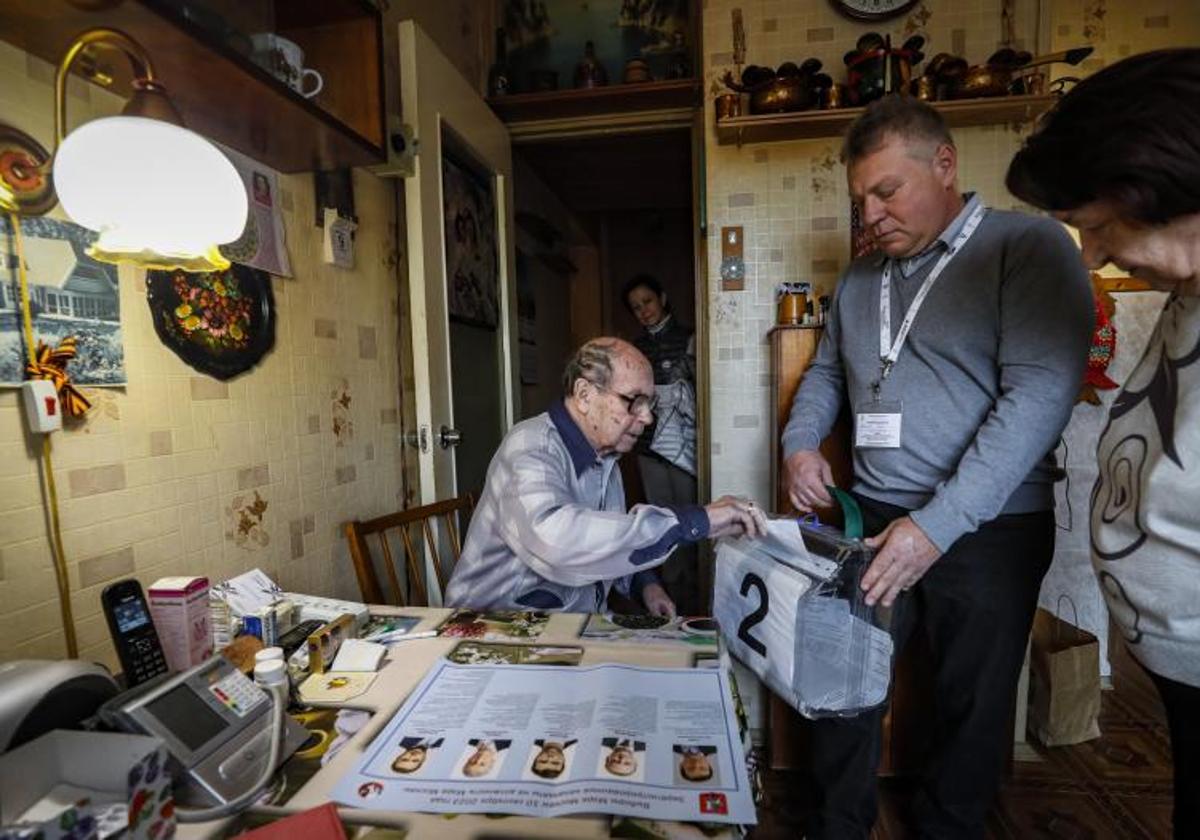 Un anciano vota en su propio domicilio.